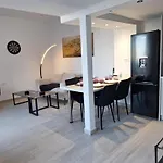 Blue Balcony - Boutique Beachfront With Private Parking Spot *