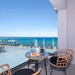 Blue Balcony - Boutique Beachfront With Private Parking Spot ハニア