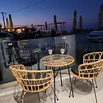 Blue Balcony - Boutique Beachfront With Private Parking Spot ハニア