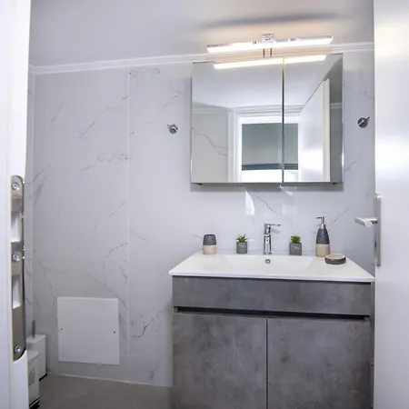 Blue Balcony - Boutique Beachfront With Private Parking Spot *