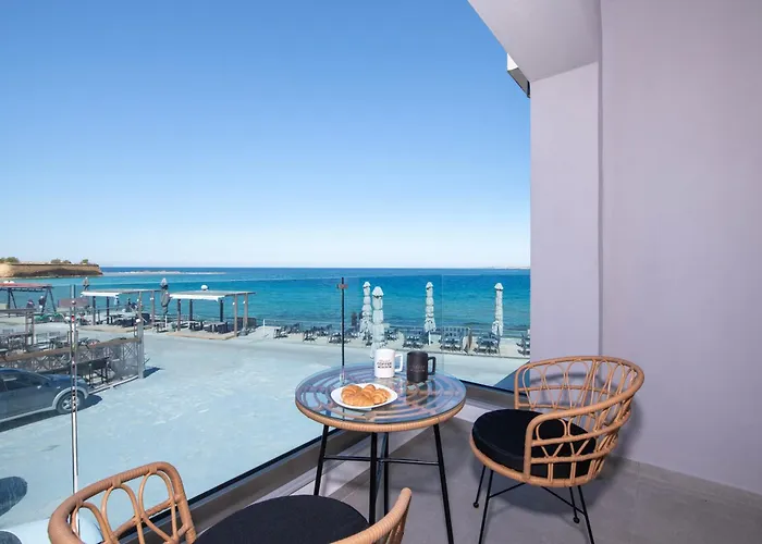 Blue Balcony - Boutique Beachfront With Private Parking Spot ハニア