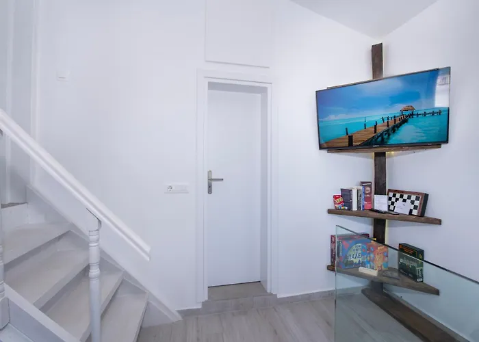 Blue Balcony - Boutique Beachfront With Private Parking Spot ハニア