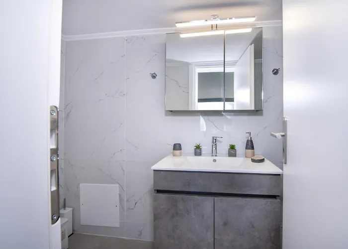 Blue Balcony - Boutique Beachfront With Private Parking Spot *