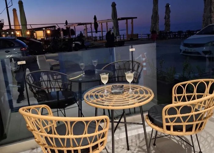 Blue Balcony - Boutique Beachfront With Private Parking Spot ハニア