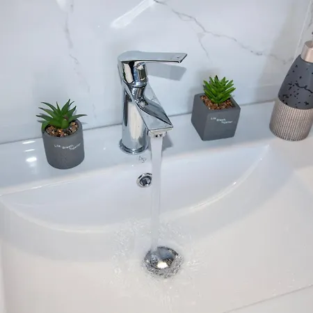 Blue Balcony - Boutique Beachfront With Private Parking Spot