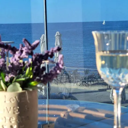 빌라 Blue Balcony - Boutique Beachfront With Private Parking Spot 하니아