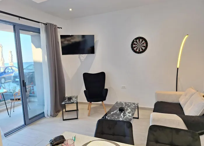 Blue Balcony - Boutique Beachfront With Private Parking Spot *