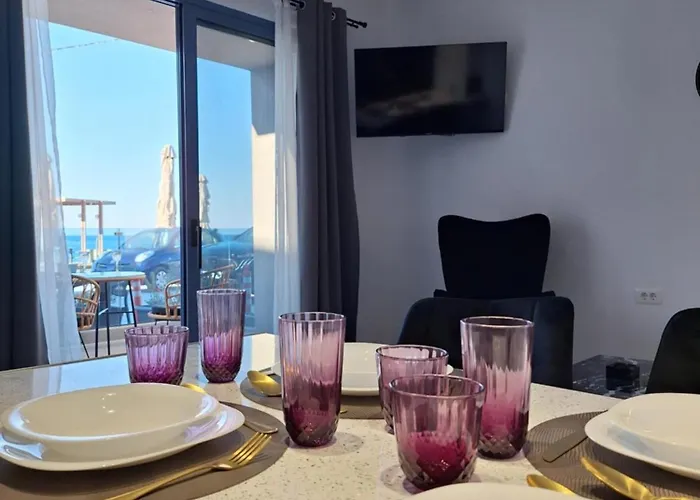 Blue Balcony - Boutique Beachfront With Private Parking Spot